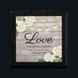 Möhippa Hydrangea Flower String Ljus wood Minnesask<br><div class="desc">Modern Bröllop Gift Box Templates - Elegant Vita vackra Watercolor Hydrangea Flowers och String Ljus på Rustic Wood Background. En Perfekt för din stora dag. Alla textstorlekar i stil,  färg,  kan ändras för att passa dina behov!</div>