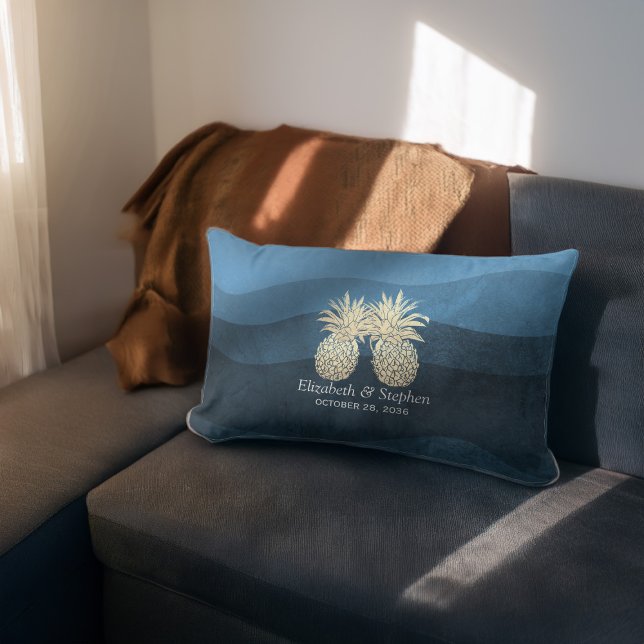 Möhippa Modern Blue Guld Pineapple par L Lumbarkudde (Skapare uppladdad)