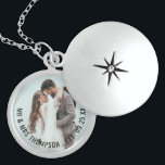 Möhippa om det nya fotot Namn Bröllop-datumet Berlockhalsband<br><div class="desc">Nyligen framlagt foto Namn Bröllop Date Möhippa Gift. En underbar keepy från brudgummen till hans nya brud. Byt enkelt ut exempelbilden mot din egen favorit från din bröllopsdag och anpassa ditt nya gifta datum namn och bröllop.</div>