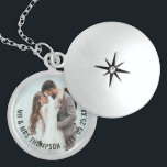 Möhippa om det nya fotot Namn Bröllop-datumet Berlockhalsband<br><div class="desc">Nyligen framlagt foto Namn Bröllop Date Möhippa Gift. En underbar keepy från brudgummen till hans nya brud. Byt enkelt ut exempelbilden mot din egen favorit från din bröllopsdag och anpassa ditt nya gifta datum namn och bröllop.</div>