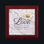 Möhippa Snöre Solrosbearbeta och strypa Ljus Minnesask<br><div class="desc">Modern Bröllop Gift Box Templates - Vintage Snöre,  Solros och String Ljus på Rustic Wood Background. En Perfekt för din stora dag. Alla textstorlekar i stil,  färg,  kan ändras för att passa dina behov!</div>
