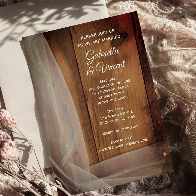 Möhippa Veil Barn Wood-inbjudan till Landsbyggsbrö Inbjudningar (Invite guests to your rustic marriage ceremony with the Bridal Veil & Barn Wood Wedding Invitation.)
