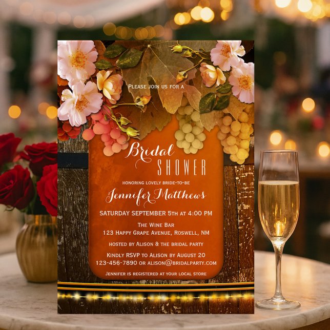 Möhippan blommigt Vin Thed String Ljus Inbjudningar (Bridal shower invitation featuring grapes, roses and string lights on a rustic wood wine barrel)