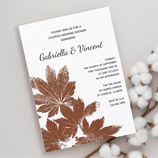 Möhippan Brown Fall Löv Frimärke Par Inbjudningar (Fall in Love with this woodland Autumn leaves wedding shower invitation.)