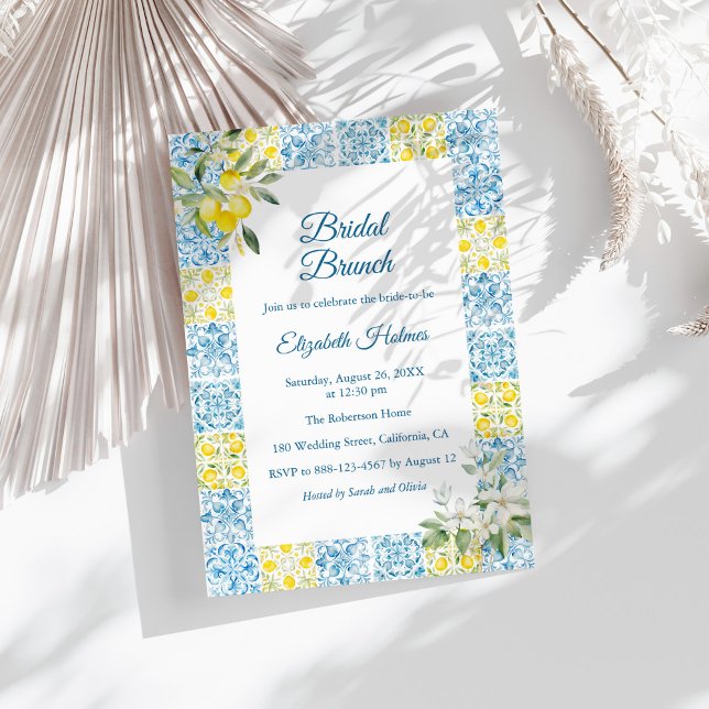 Möhippan Brunch för Medelhavsblå plattor och citro Inbjudningar (Mediterranean Blue Tiles and Lemons Bridal Brunch Invitation on a sunny white table.)