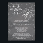 MÖHIPPAN CHALKBOARD SNOWFLAKE PAR INBJUDNINGAR<br><div class="desc">Vackra snowflake par möhippa bjuder in med två söt snöflingor med löv och blommigt och hjärtformade isreflektioner och snö. En söt kritbakgrund i olika grått. Perfekt för en vinter under himmelsk jul eller en helgdag under par dusch för att bruden och brudgummen ska vara. Bild © Krissy H. Studios, LLC....</div>