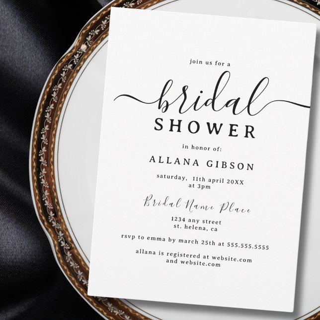 Möhippan elegant, svartvitt inbjudningar (Elegant black-and-white bridal shower invitation placed on a decorative plate.)
