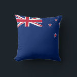 MoJo Pillow med flagga Nya Zeeland Kudde<br><div class="desc">Lägg till en modig patriotisk accent till din hemdekanter med den här MoJo-kudden som innehåller flagga Nya Zeeland. Genom att visa den ikoniska mörk blått bakgrunden med unionens Jack i kantonen och de distinkta röda stjärnorna i södra Kor, fångar denna kudde kärnan i Nya Zeelands nationella pride i ett snyggt...</div>