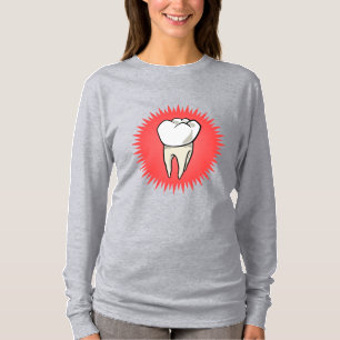 Molar Freshly Extraherad på en röd Starburst T Shirt