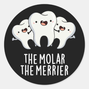 Molar the Merrier Funny Dental Pun Mörk BG Runt Klistermärke