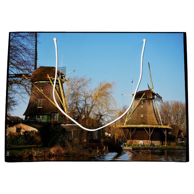 Molens in Nederlands landschap. (Framsidan)
