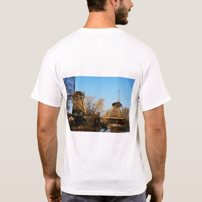 Molens in Nederlands landschap. T Shirt (Baksida)