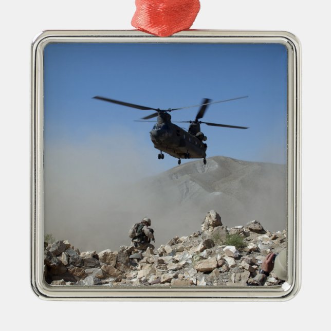 Moln av damm som tvättats upp av rotorn julgransprydnad metall (Framsidan)