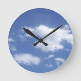 moln i blå himmel rund klocka