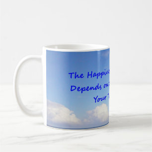 Moln i blå himmel tryckta på ett kaffe mugg