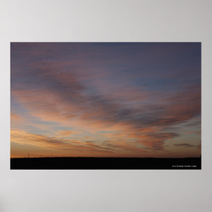 Moln i en orange himmel på soluppgången poster