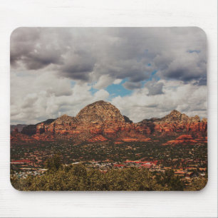 Moln när de rullar in i Sedona Musmatta