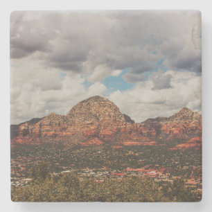 Moln när de rullar in i Sedona Stenunderlägg