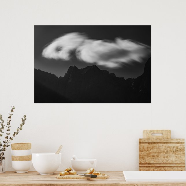 Moln ovanför bergsilhuett poster (Kök)