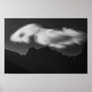Moln ovanför bergsilhuett poster