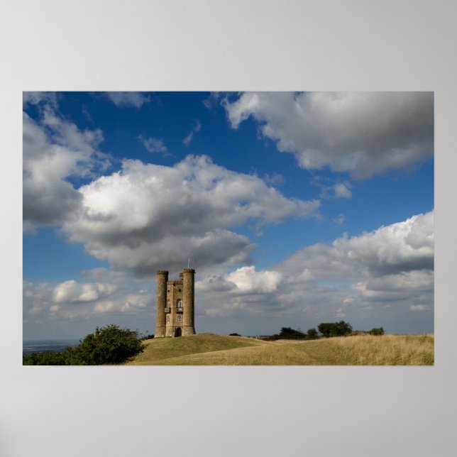 Moln över Broadway Tower i Cotswolds affisch (Framsidan)