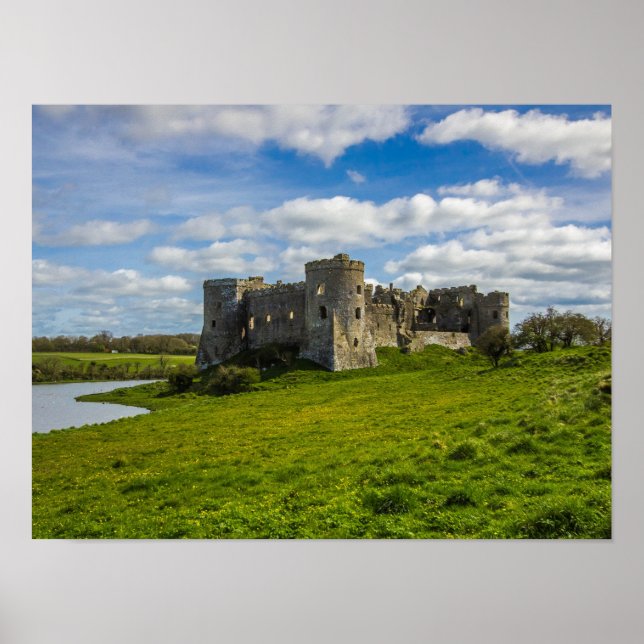 Moln över Carew slott Poster (Framsidan)