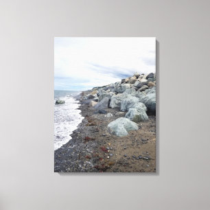 Moln över ett Rocky Beach Stretched Kanvastryck