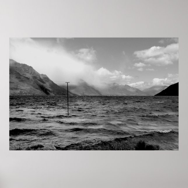 Moln över Sjö Poster (Framsidan)