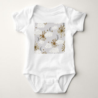 Moln, sol och måne, minimalistiskt mönster. t shirt