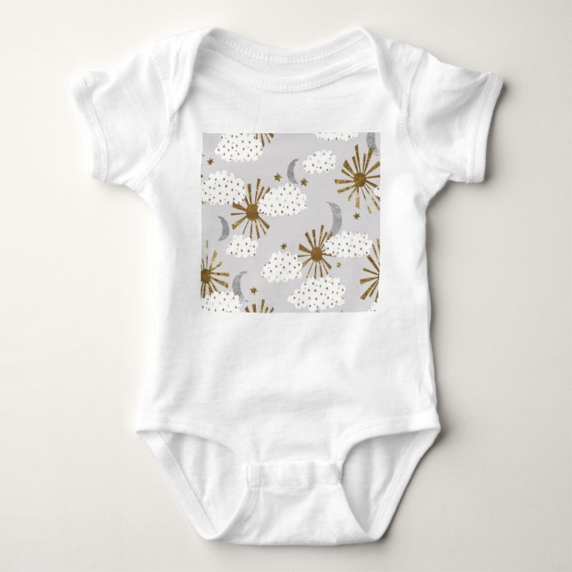 Moln, sol och måne, minimalistiskt mönster. t shirt (Framsida)