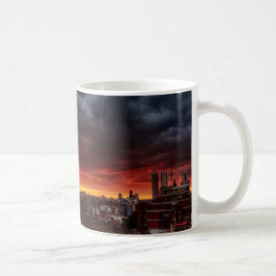 Moln, solnedgång och rött kaffemugg