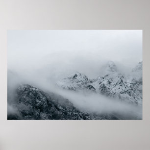 Moln som flyter över berg poster
