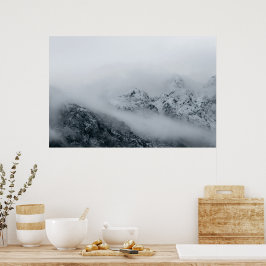 Moln som flyter över berg poster