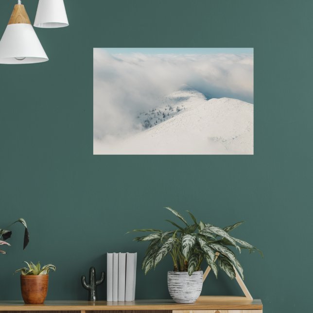 Moln som klarnar ovanför granberg poster (Vardagsrum 1)