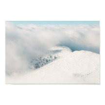 Moln som klarnar ovanför granberg