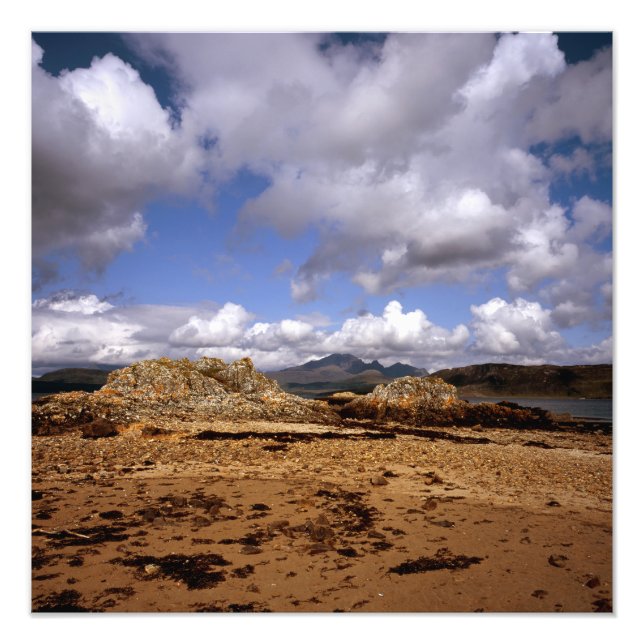 Moln som passerar Blabheinn Isle of Skye Scotland Fototryck (Framsidan)