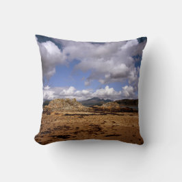 Moln som passerar Blabheinn Isle of Skye Scotland Kudde