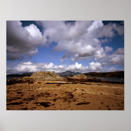 Moln som passerar Blabheinn Isle of Skye Scotland Poster