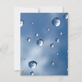 Moln som reflekteras i nya droppar mot Blå himmel Vykort