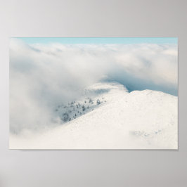 Moln som röjs ovanför berg av grindskogar poster