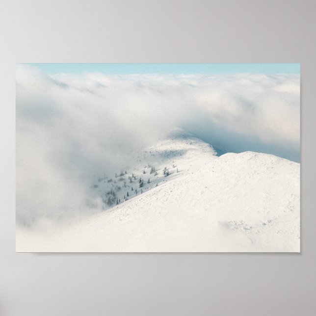 Moln som röjs ovanför berg av grindskogar poster (Framsidan)