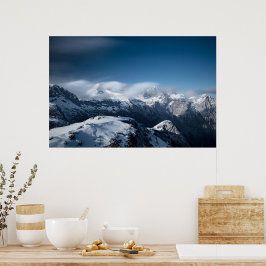 Moln som rullar ovanför snöiga berg poster