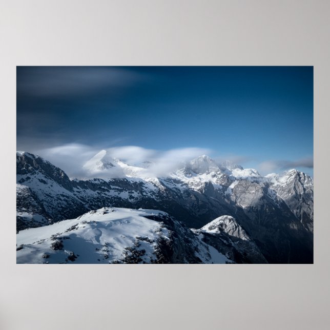Moln som rullar ovanför snöiga berg poster (Framsidan)