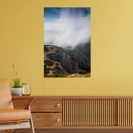Moln som rullar över berg poster