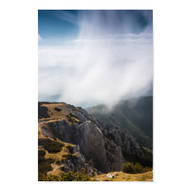 Moln som rullar över berg