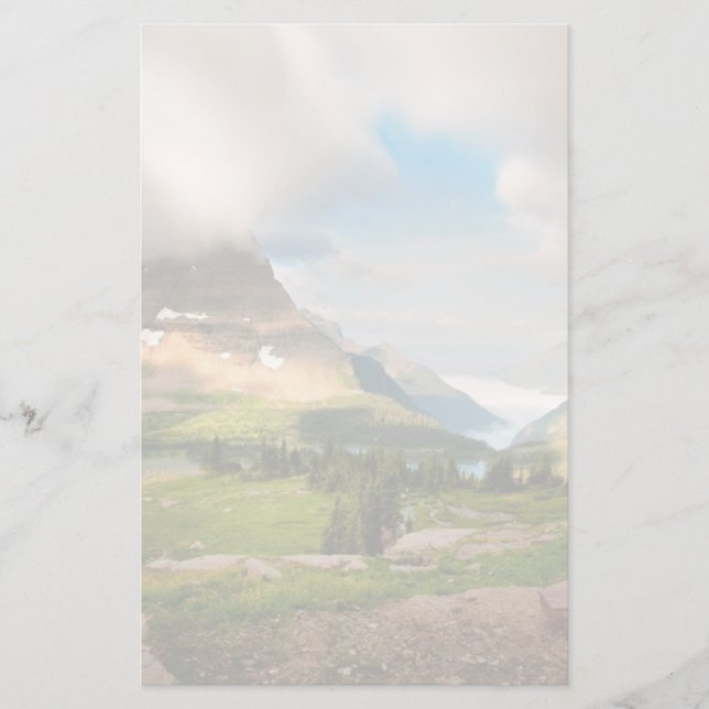 Moln som sveper genom berg brevpapper (Framsida)