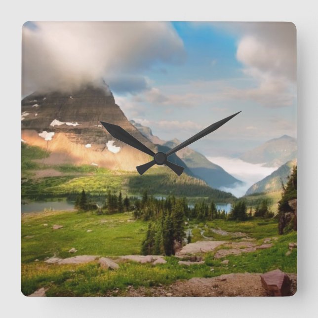 Moln som sveper genom bergen fyrkantig klocka (Framsida)