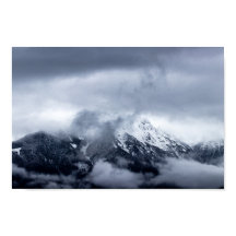 Moln som täcker berget Storžič, Slovenien