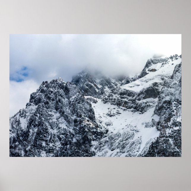 Moln som täcker majestätiska berg poster (Framsidan)