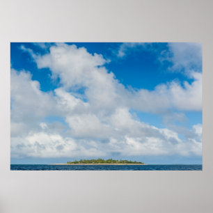 Moln svävar över liten ö poster